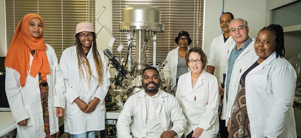 Incumbent%20of%20the%20UNESCO-Unisa-ITLABS/NRF%20Africa%20Chair%20in%20Nanosciences%20and%20Nanotechnologies,%20Prof%20Malik%20Maaza,%20with%20researchers%20and%20postdoctoral%20fellows